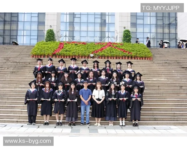 在篮球场上穿着学士服的毕业生们欢庆青春与梦想的瞬间