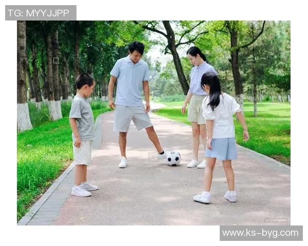 在阳光明媚的操场上我们快乐地踢足球的故事